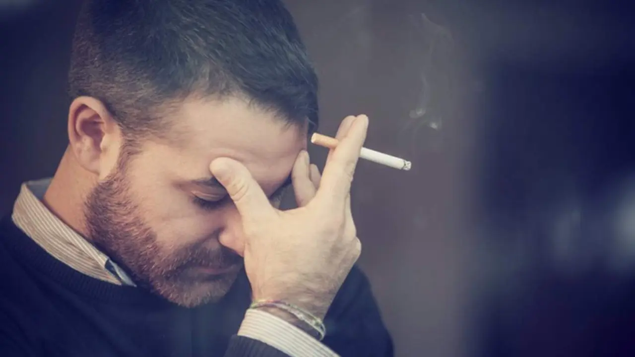  Archivo - Hombre fumando. Fumador. Pensativo, triste, deprimido. - PIOLA666 - Archivo 