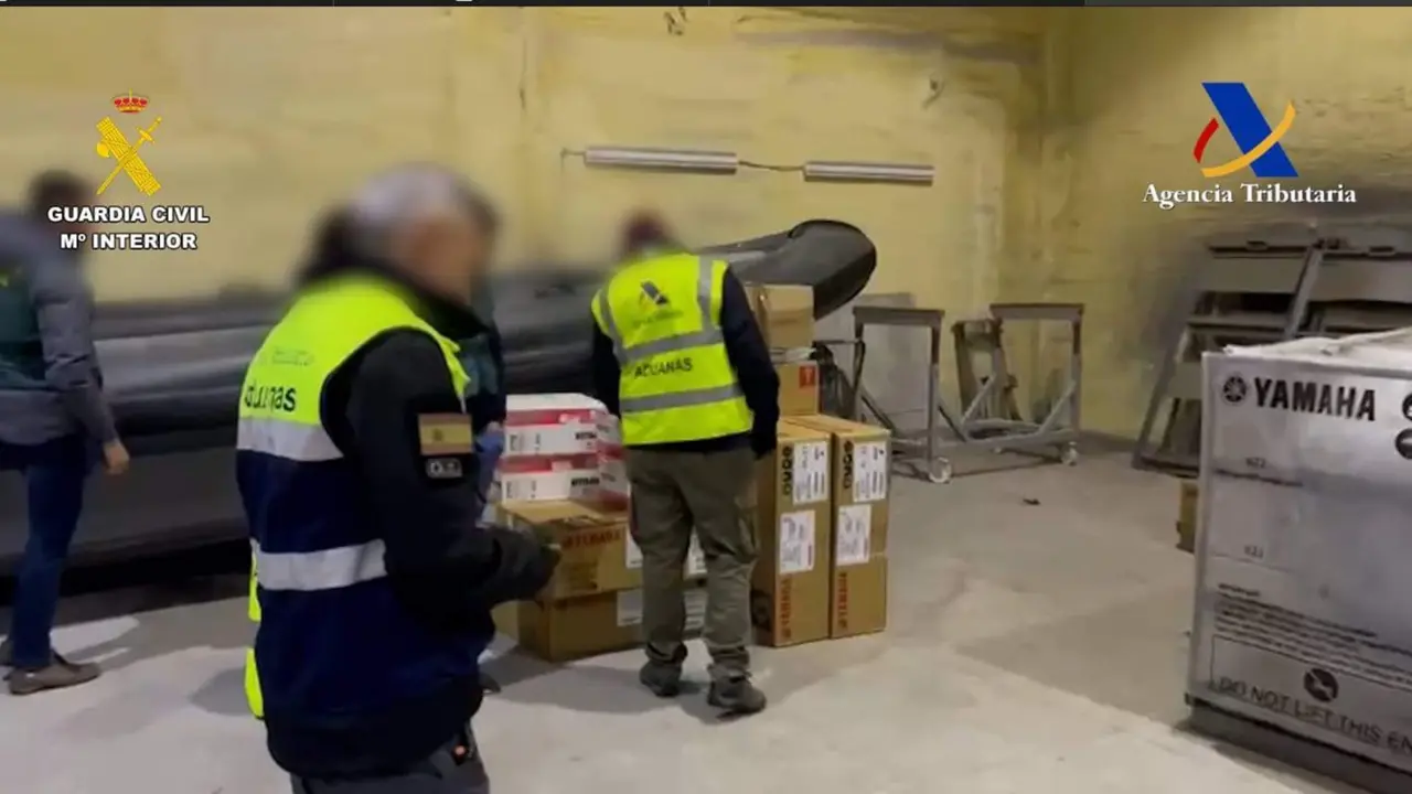  Imagen de un registro dentro de la operaci&oacute;n 'Vodka' contra fabricantes de narcolanchas en Ourense y Pontevedra para grupos del Estrecho - GUARDIA CIVIL 