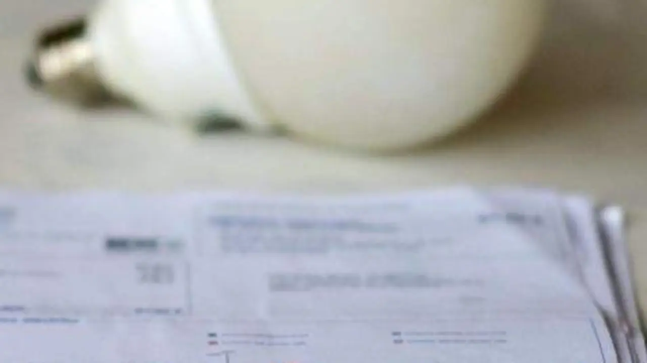  Una factura de la luz y una bombilla - Alberto Ortega - Europa Press 