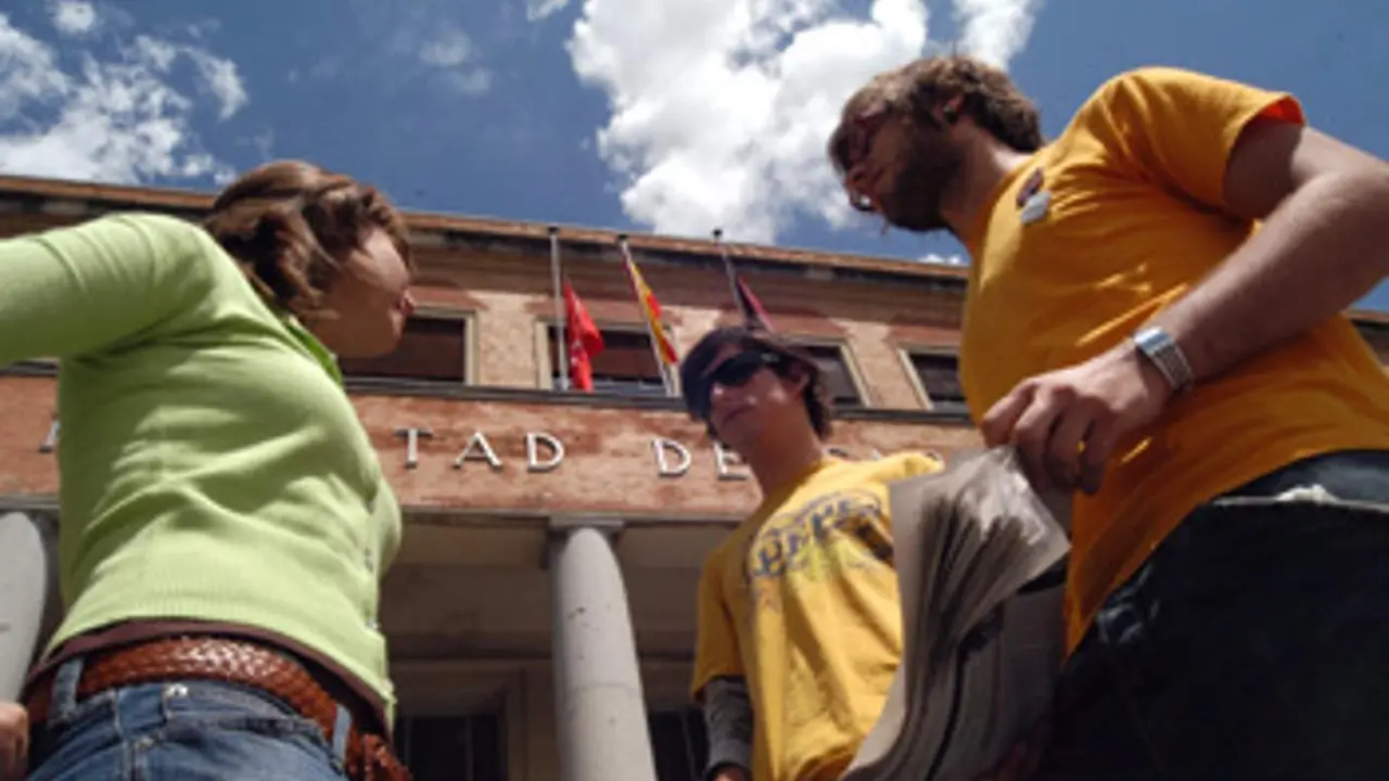  Fotografias de estudiantes de Farmacia, ante la pueta de la Facultad. Fotos para el reportaje sobre "J&oacute;venes y precariedad laboral". 
