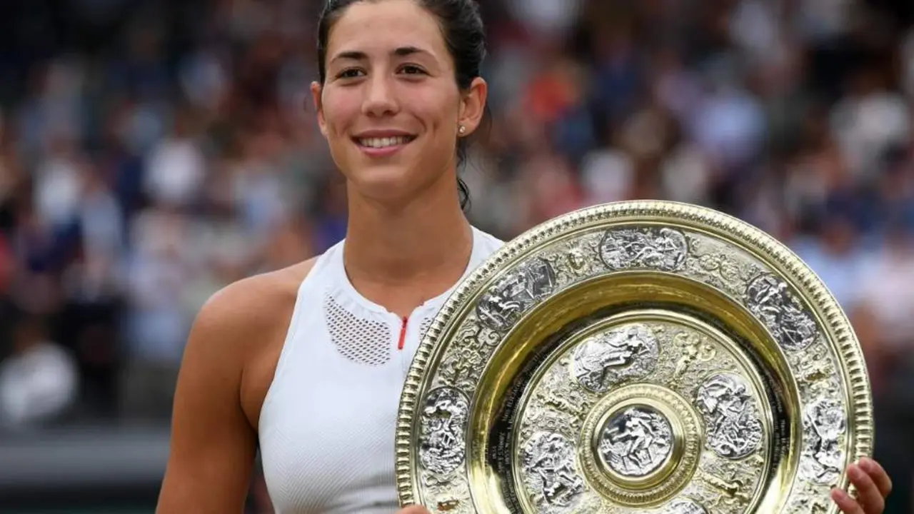  Garbi&ntilde;e Muguruza con su trofeo de ganadora de Wimbledon 2017 