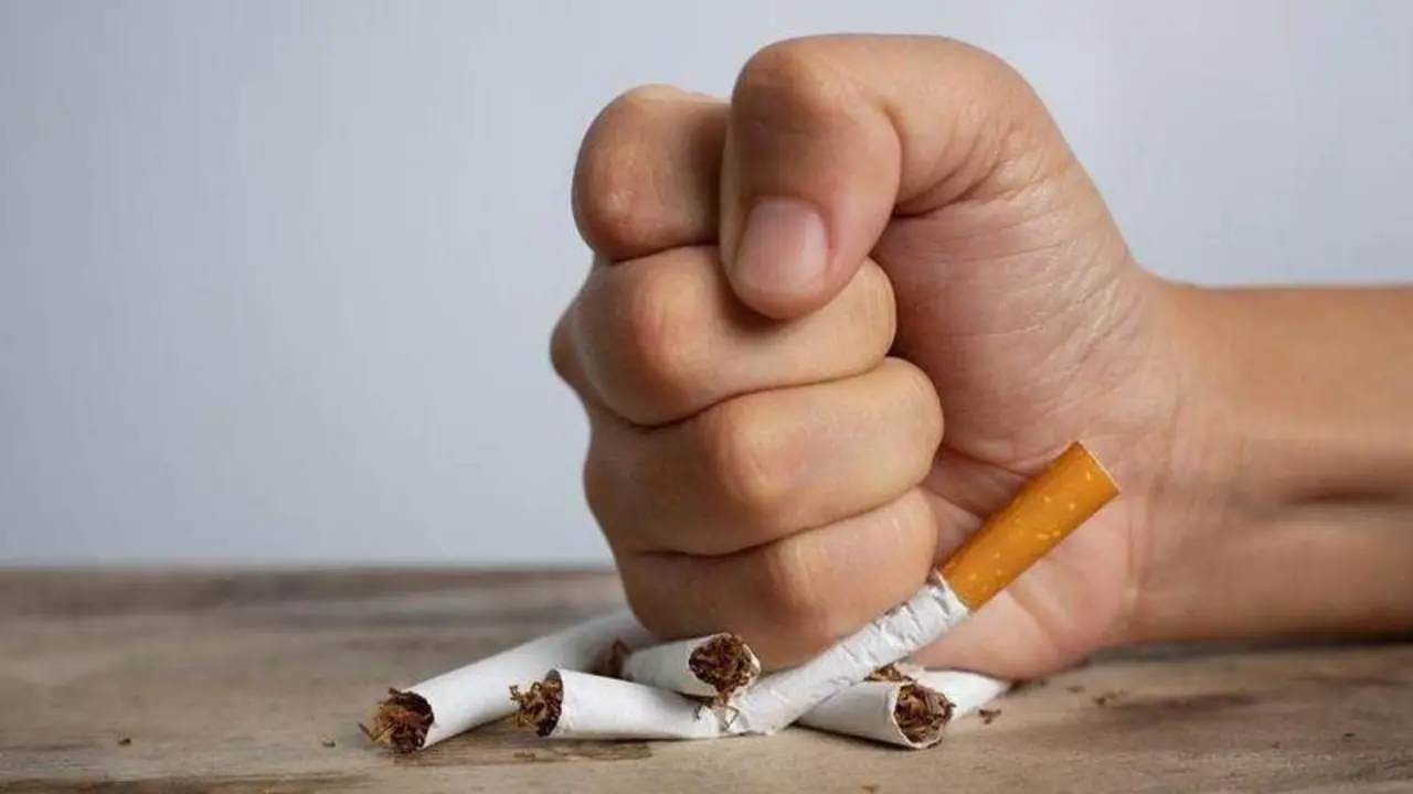  Persona rompiendo cigarrillos. Imagen de archivo 