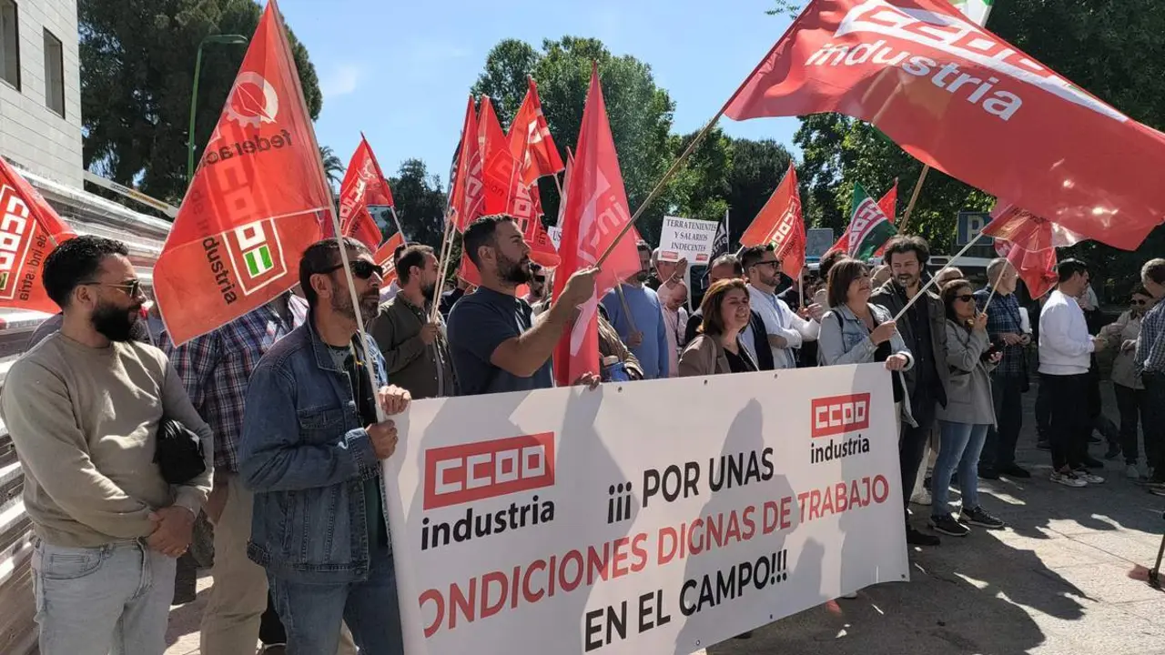  CCOO se concentra para exigir a la patronal del campo que aplique la subida del SMI 