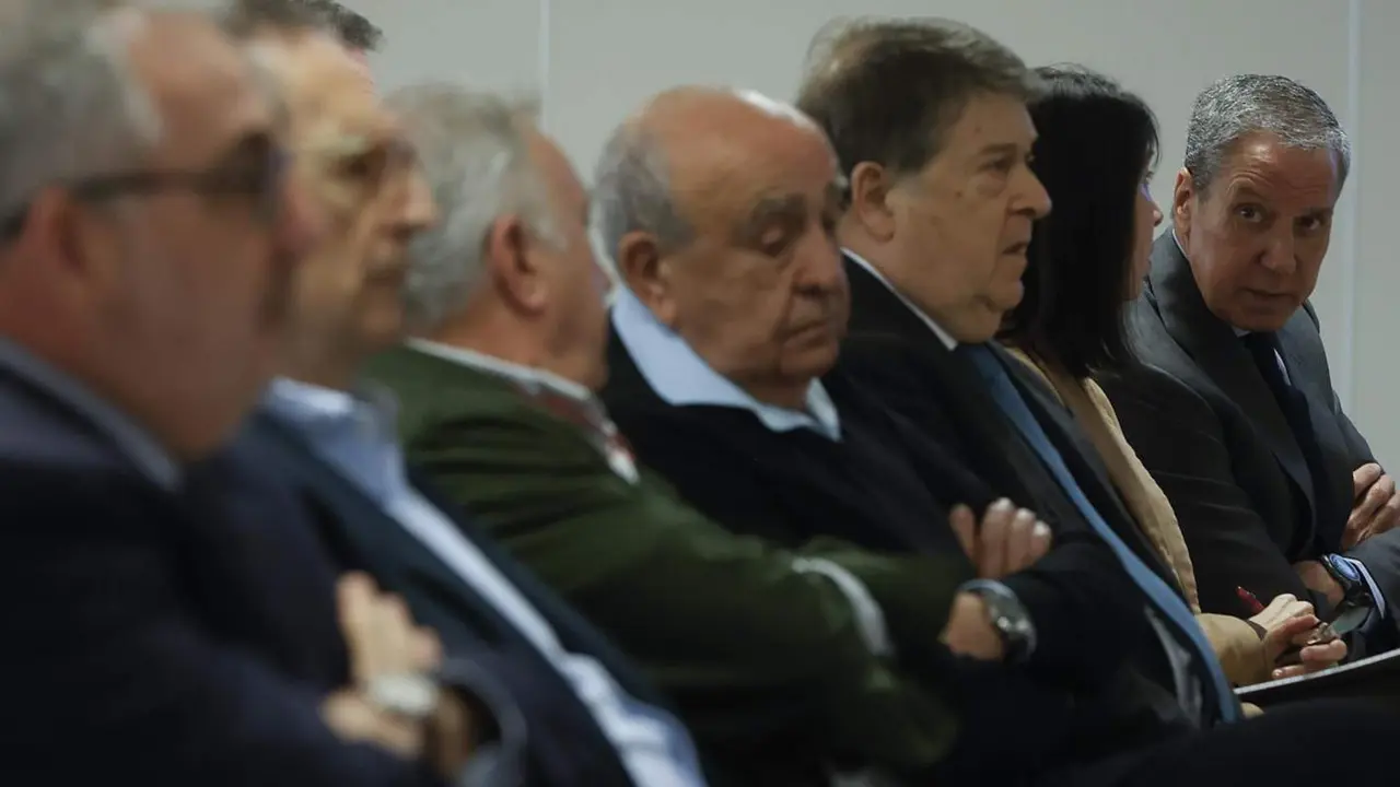  Archivo - El expresidente de la Comunitat valencinaa Jos&eacute; Luis Olivas (3d) y el expresidente de la Generalitat valenciana y exministro Eduardo Zaplana (1d) durante el juicio de Erial - Rober Solsona - Europa Press - Archivo 