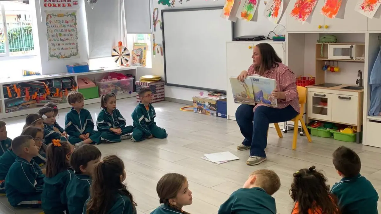  Profesora dando clase - CRECER JUGANDO 