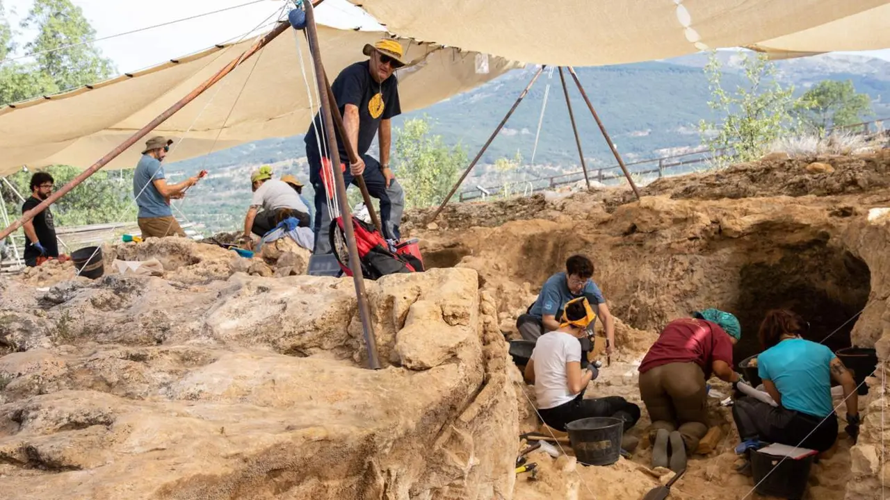  Archivo - Varias personas trabajan en la excavaci&oacute;n del Valle de los Neandertales, en una foto de archivo - Rafael Bastante - Europa Press - Archivo 