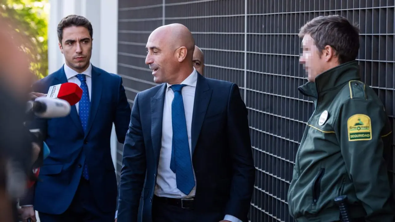  El expresidente de la RFEF Luis Rubiales (c) a su llegada a declarar en calidad de imputado al Juzgado de Primera Instancia e Instrucci&oacute;n N&uacute;mero 4 de Majadahonda, a 29 de abril de 2024, en Majadahonda, Madrid (Espa&ntilde;a). La jueza interroga hoy a Luis Rubial - Matias Chiofalo - Europa Press 