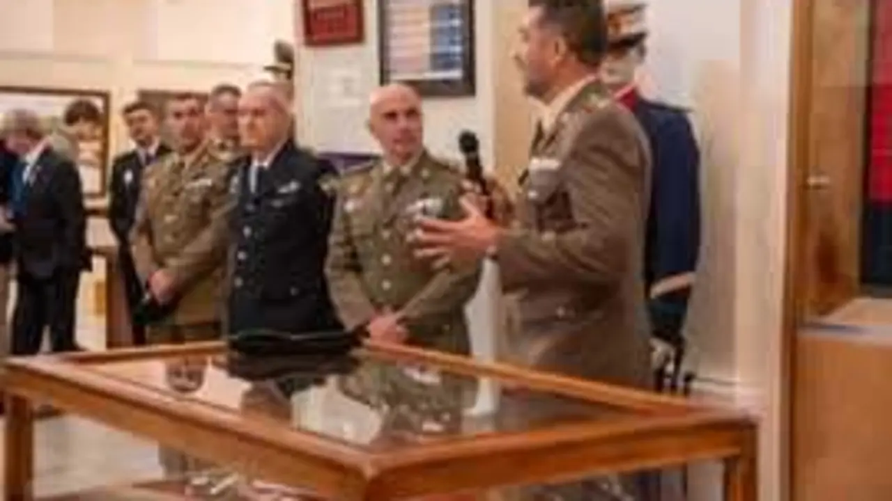  El Suboficial Mayor presenta la exposici&oacute;n | Ej&eacute;rcito de Tierra 