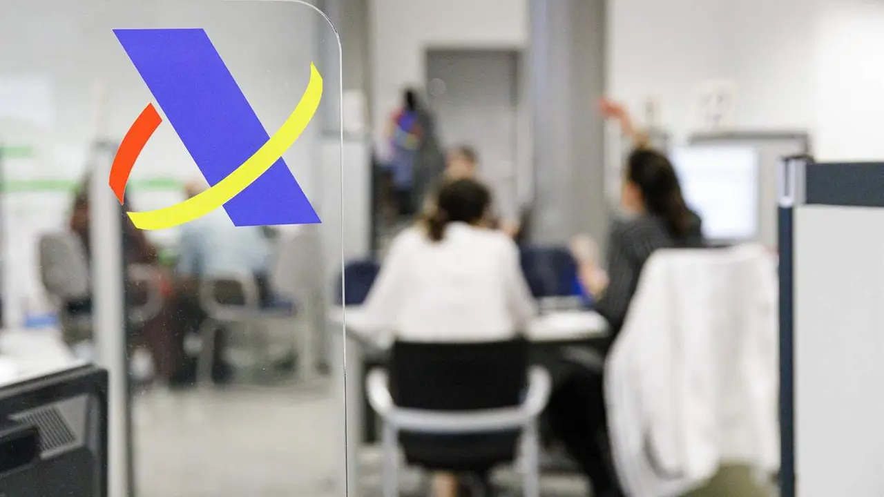  Varias personas en las Oficinas de la Agencia Tributaria 