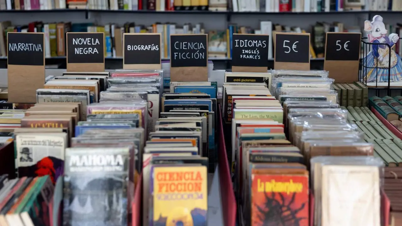  Un puesto durante la 46 edici&oacute;n de la Feria del Libro Antiguo y Ocasi&oacute;n, a 3 de mayo de 2024, en Madrid (Espa&ntilde;a). - Eduardo Parra - Europa Press 