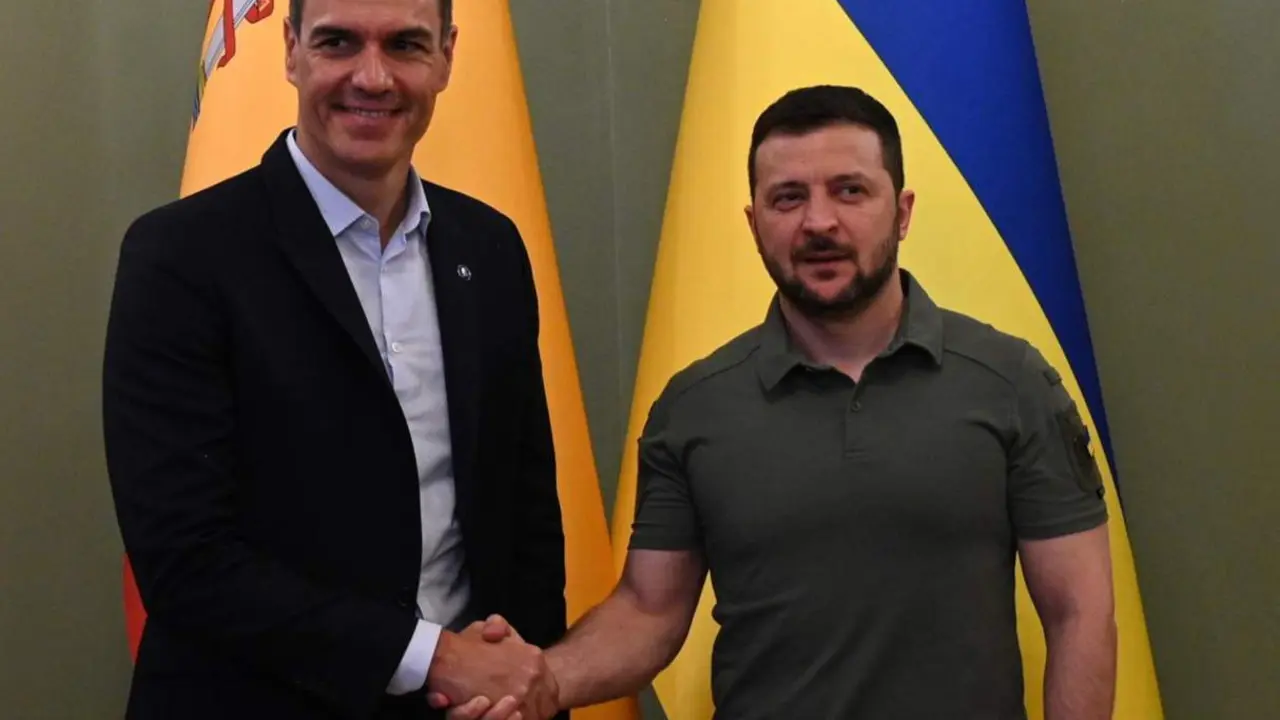  Archivo - El presidente del Gobierno, Pedro S&aacute;nchez, con el mandatario ucraniano, Volodimir Zelenski, en el palacio presidencial de Kiev, a 1 de julio de 2023. - POOL MONCLOA/BORJA PUIG DE LA BELLACASA - Archivo 