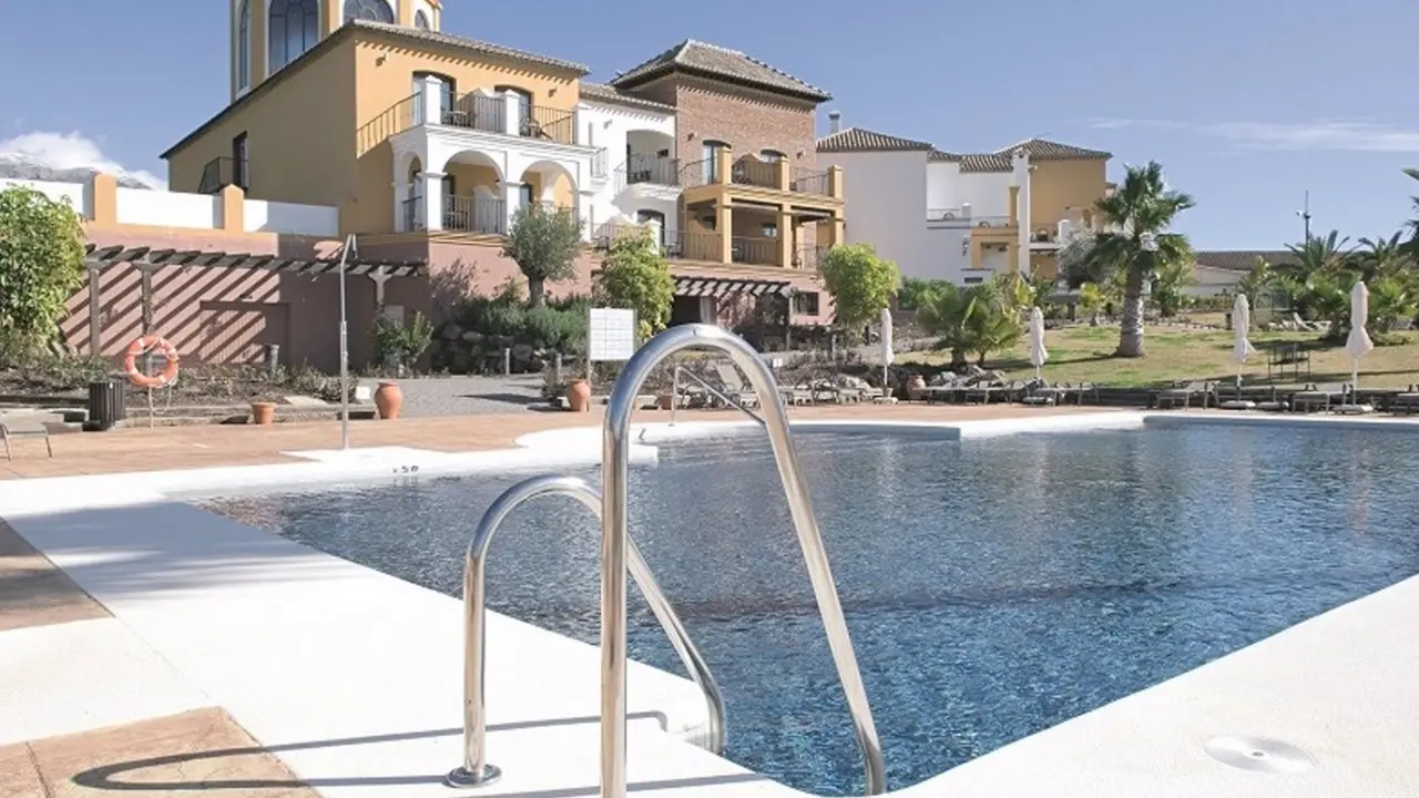  Archivo - Piscina de un hotel de la Costa del Sol. - DIPUTACI&Oacute;N DE M&Aacute;LAGA - Archivo 