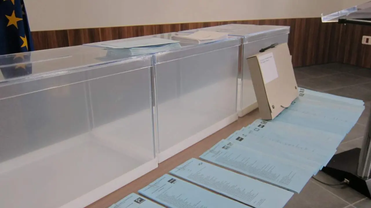  Archivo - Papeletas azules al Parlamento Europeo - EUROPA PRESS - Archivo 