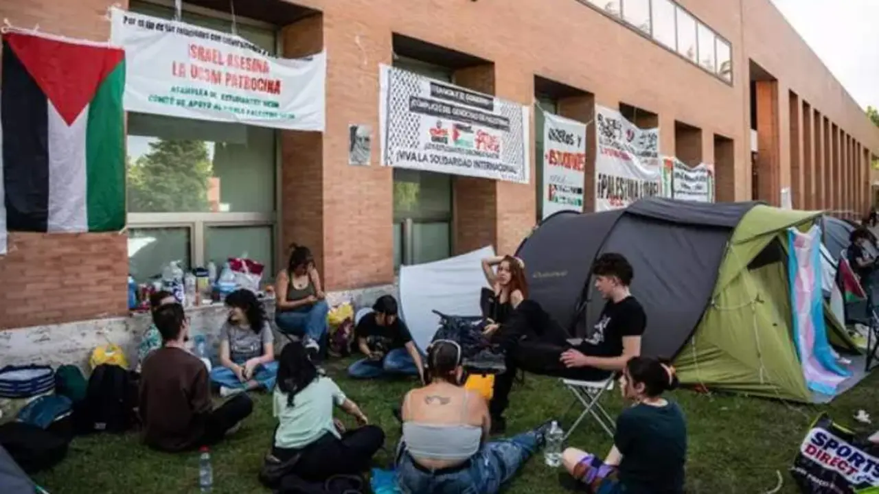  Estudiantes acampando en la univeersidad en apoyo de Palestina 