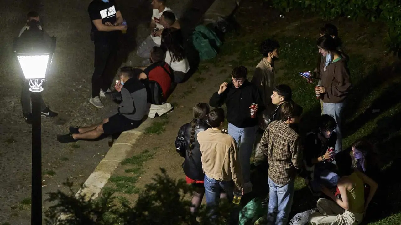  Archivo - Varios j&oacute;venes se concentran en el Parque de las Vistillas - Europa Press - Archivo 