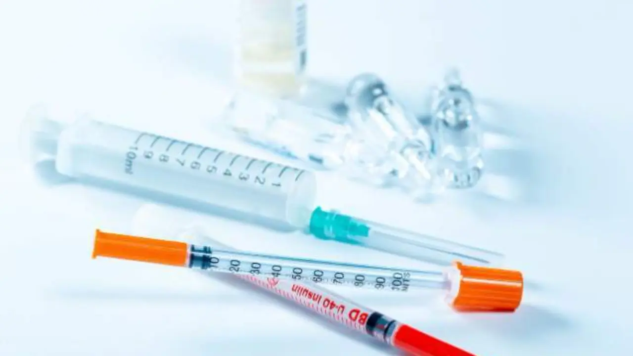  Insulina normal y una jeringuilla de ampollas y viales de medicamentos 