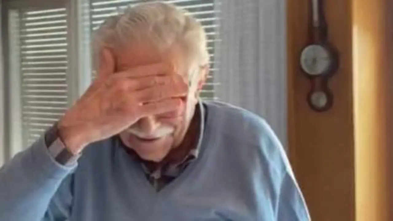  El abuelo en el momento del regalo 