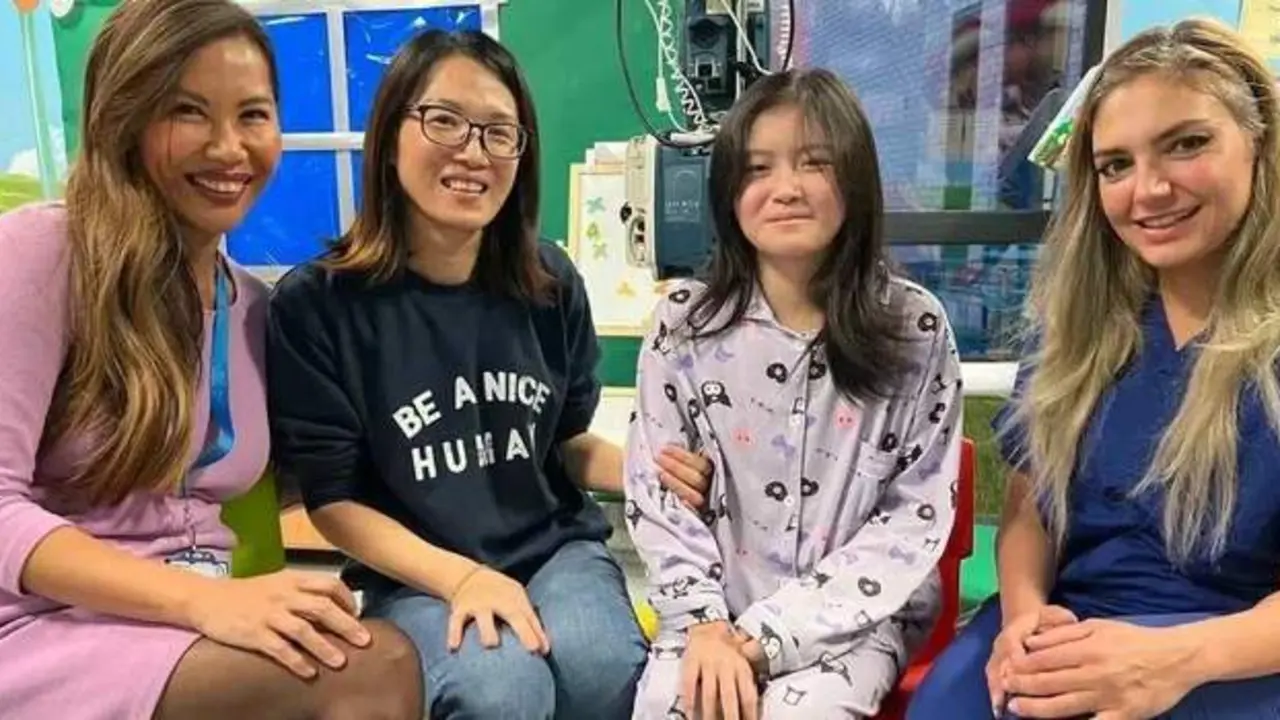  De izquierda a derecha, la Dra. Yvonne Slater, gastroenter&oacute;loga pedi&aacute;trica consultora, Ning Chen, Kai Xue y la Dra. Mona Mossad, radi&oacute;loga intervencionista consultora - credit University Hospitals North Midlands. 