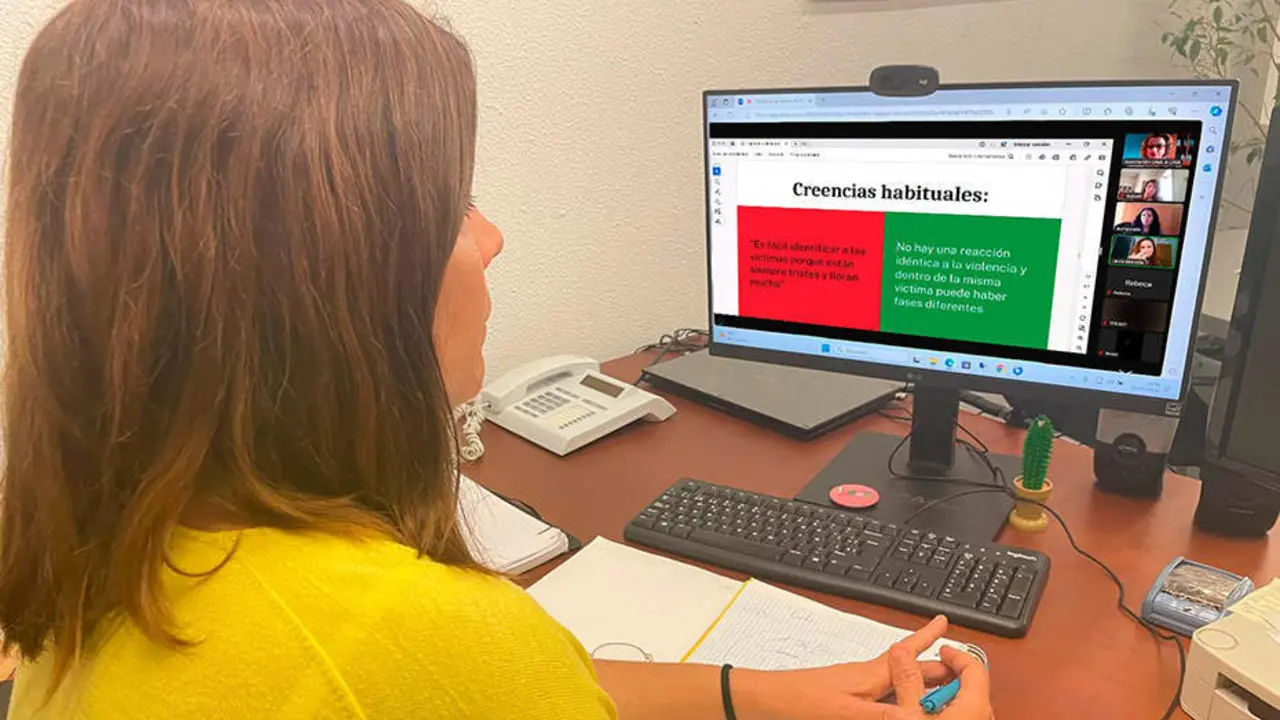  Una chica recibiendo la formaci&oacute;n | Junta de Andaluc&iacute;a 