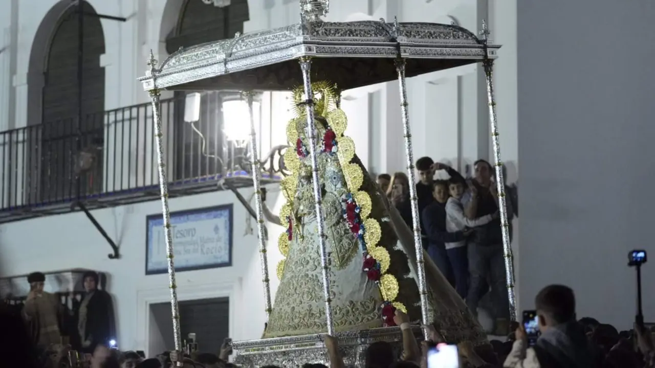  Salida de la Virgen del Roc&iacute;o de sus Santuario durante la romer&iacute;a de 2024. - JOAQU&Iacute;N CORCHERO/EUROPA PRESS 