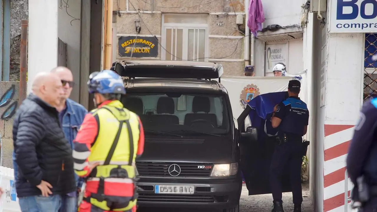  Efectivos del operativo en las inmediaciones donde se ha derrumbado la pared de un edificio y ha muerto un bombero en Vigo | EP 