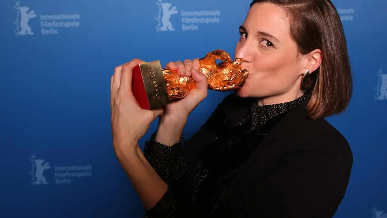  Archivo - Carla Sim&oacute;n posa con el Oso de Oro que gan&oacute; por 'Alcarr&aacute;s' en la Berlinale en 2022. - Ronny Hartmann/AFP POOL/dpa - Archivo 