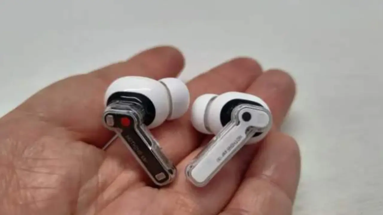  Un auricular Nothing Ear y un auricular Nothing Ear (a)(20bits) 