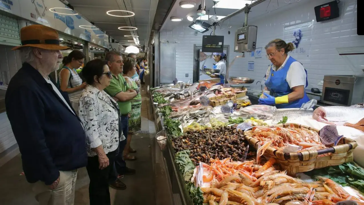  Archivo - Varias personas comprando alimentos en un mercado - Carlos Castro - Europa Press - Archivo 