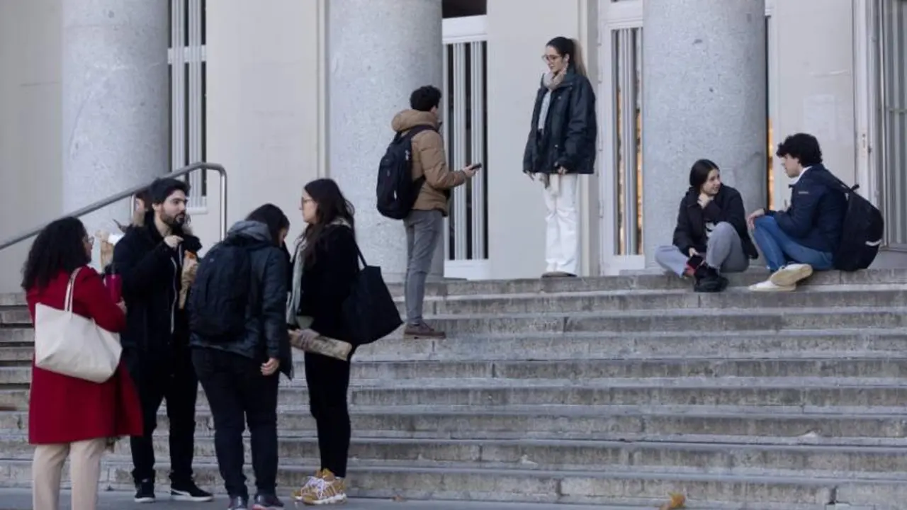  J&oacute;venes estudiantes 