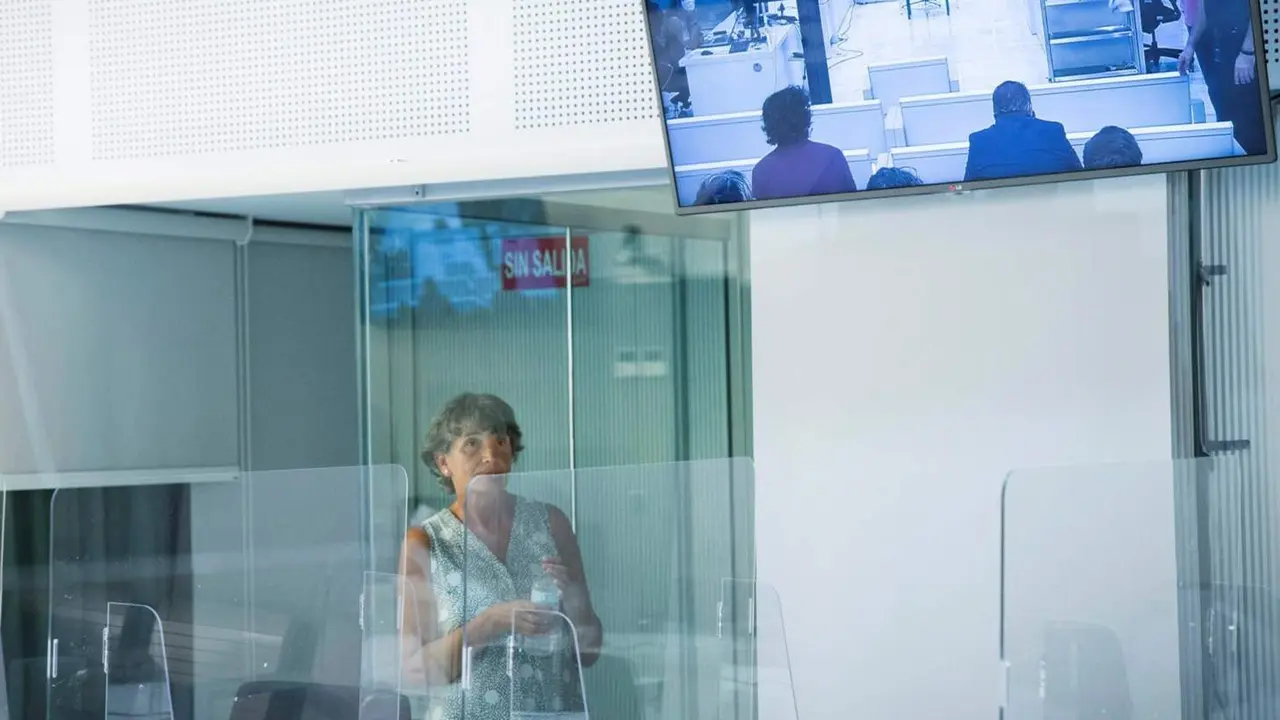  Archivo - La exjefa de ETA Mar&iacute;a Soledad Iparragirre, alias 'Anboto' y una de las voces del video que anunci&oacute; la disoluci&oacute;n de la banda terrorista, minutos antes del comienzo del primero de los 12 juicios que tiene pendientes en Espa&ntilde;a, despu&eacute;s de que fue - Pool - Archivo 