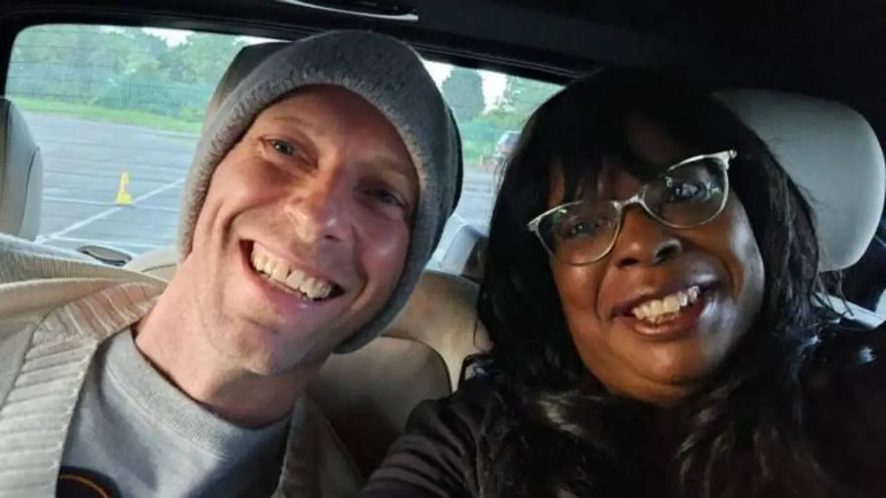  Chris Martin, de Coldplay, y su admiradora Saundra Glenn viajan juntos en el Mercedes de Martin - cr&eacute;dito, Saundra Glenn, publicada 