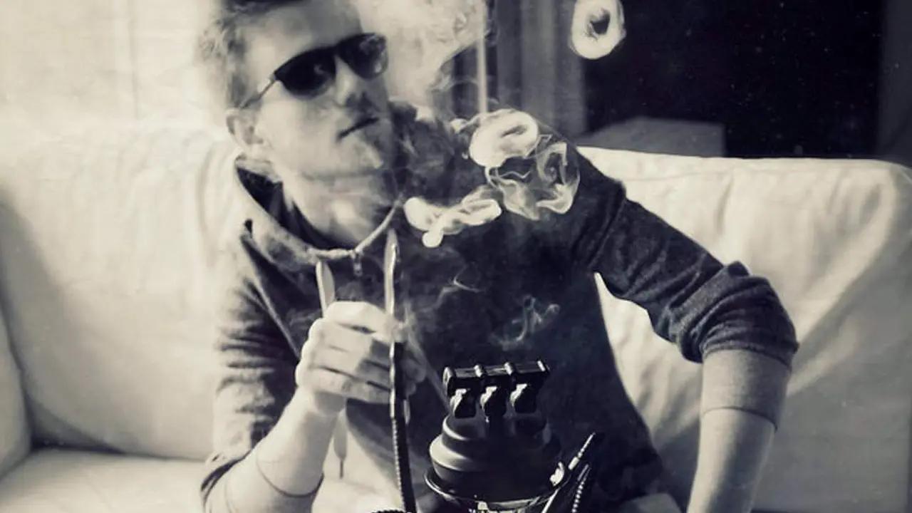  Archivo - Imagen de archivo de una persona consumiendo una cachimba. - FLIKR/VAPING360 - Archivo 