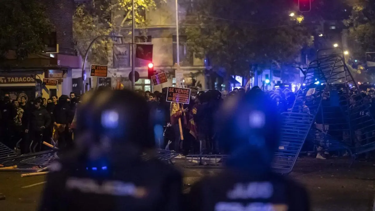  Archivo - J&oacute;venes protestando en la sede socialista de Ferraz - A. P&eacute;rez Meca - Europa Press - Archivo 