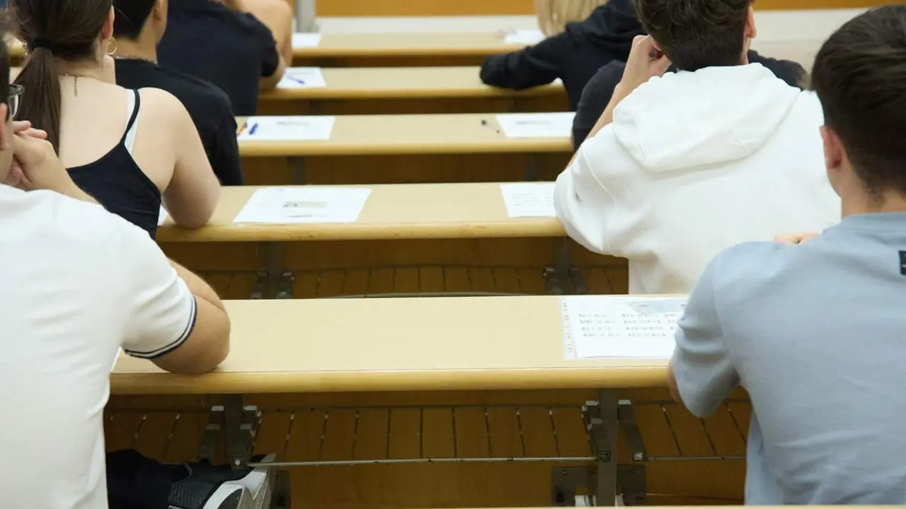  Alumnos en un aula al comienzo de un examen, el primer d&iacute;a de la Evaluaci&oacute;n de Acceso a la Universidad (EvAU), en la Polit&eacute;cnica de la Universidad de Alcal&aacute; de Henares (Madrid) - Jes&uacute;s Hell&iacute;n - Europa Press 
