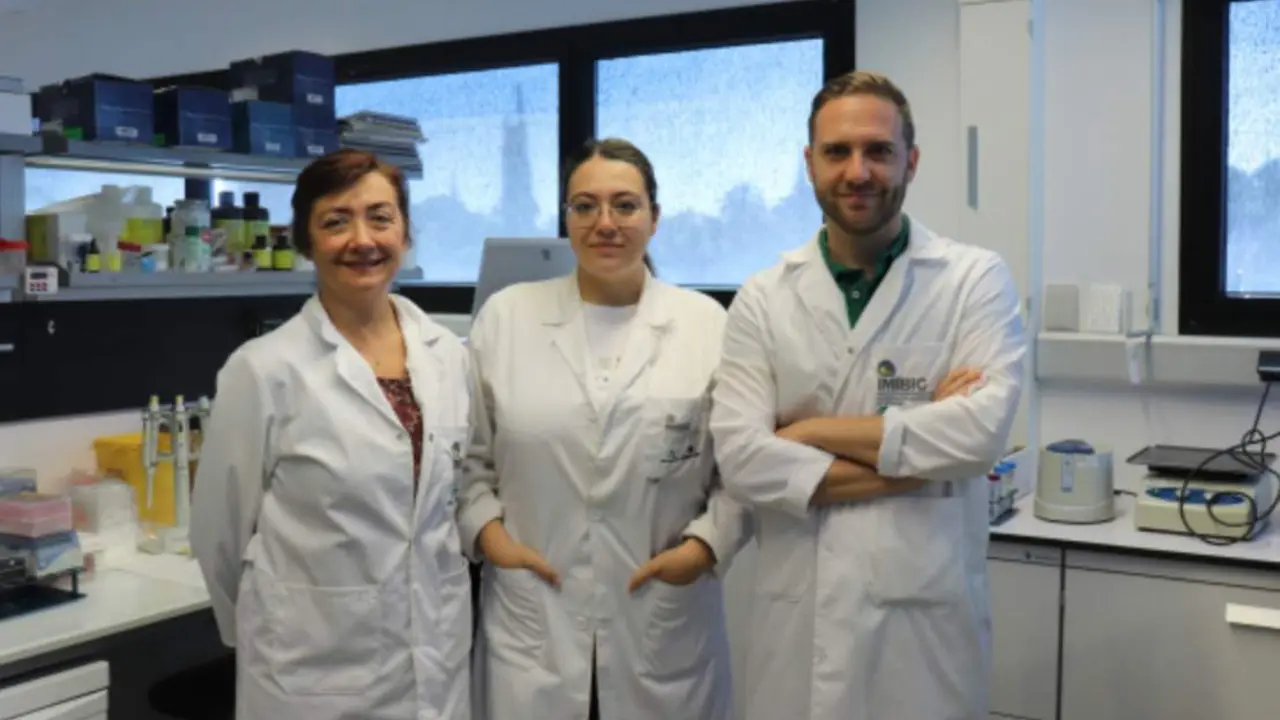  Las investigadoras Chary L&oacute;pez-Pedrera y Laura Mu&ntilde;oz y el investigador Carlos P&eacute;rez, en las instalaciones del IMIBIC 