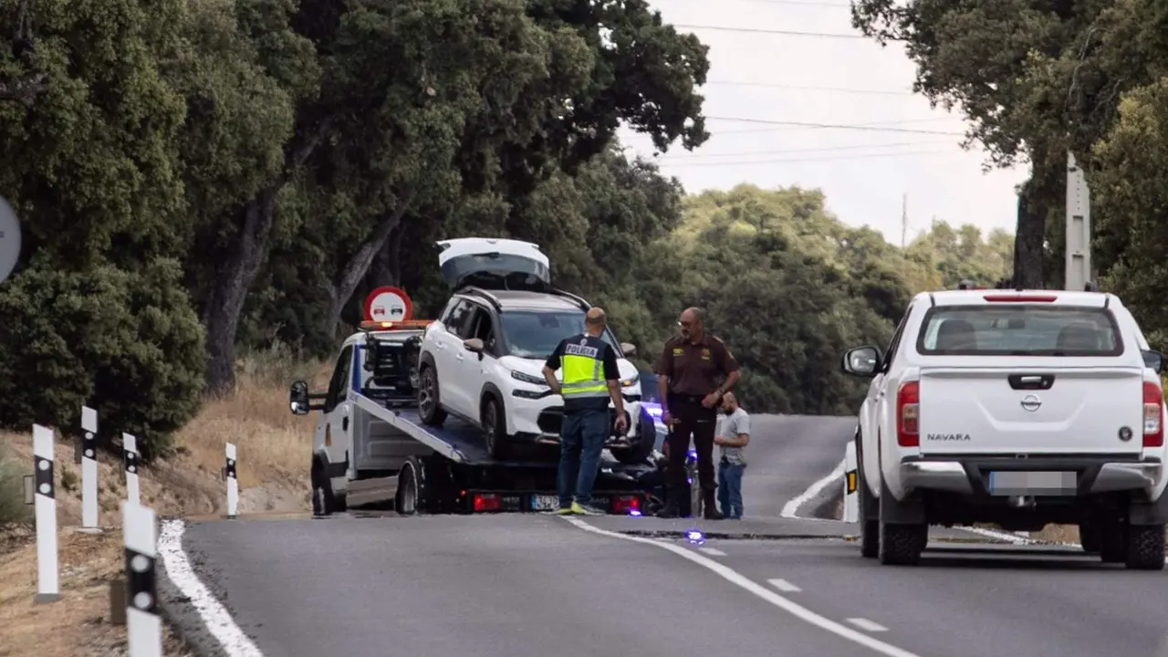  Un gr&uacute;a recoge el veh&iacute;culo del suceso, en el kil&oacute;metro 6 de la M-612, en la carretera de Fuencarral-El Pardo, a 4 de junio de 2024, en Madrid (Espa&ntilde;a). - Alejandro Mart&iacute;nez V&eacute;lez - Europa Press 