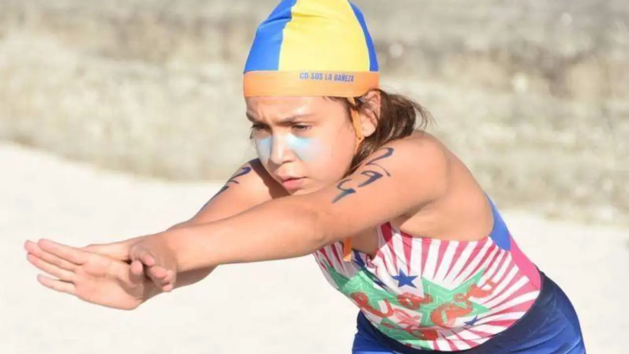  - Una socorrista infantil se prepara para recibir el testigo en la prueba de<br>relevo sprint en la pasada edici&oacute;n del Campeonato de Espa&ntilde;a Infantil y Cadete, disputada<br>en la Playa de Laxe, en A Coru&ntilde;a/La Coru&ntilde;a. Autor: Javier S&aacute;nchez-RFESS 
