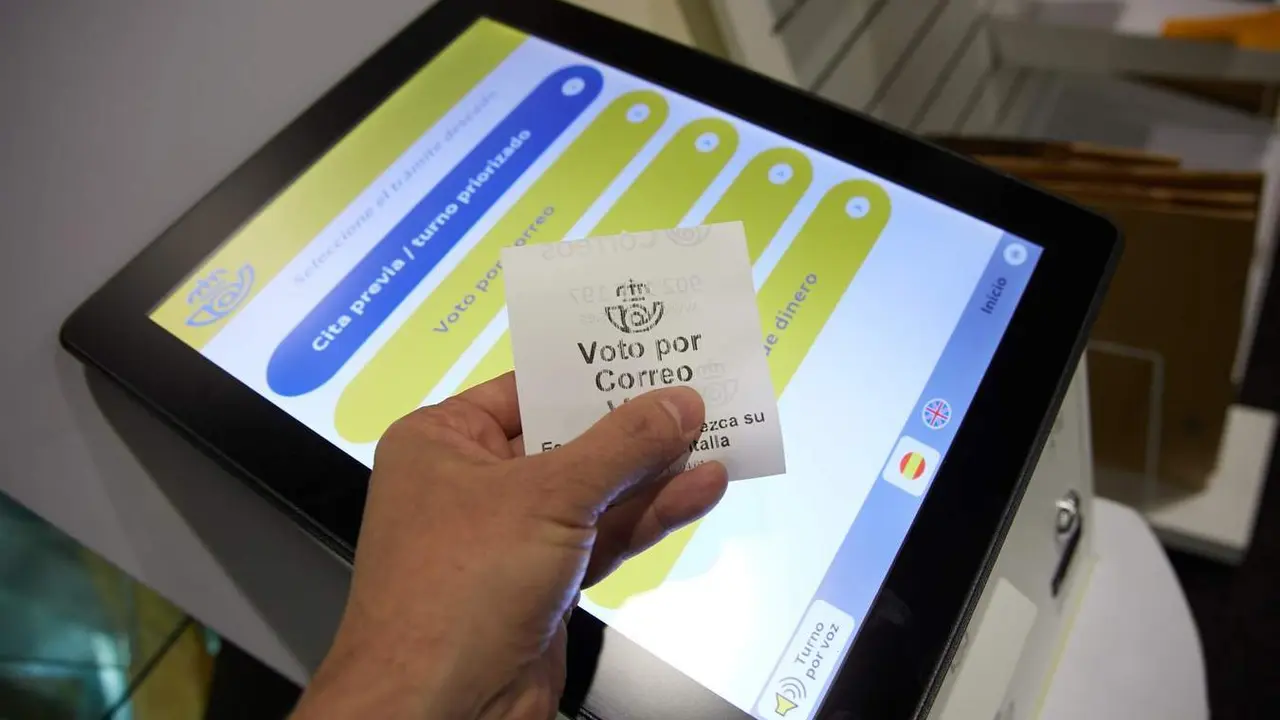  Una persona con un ticket de voto por correo | EP 