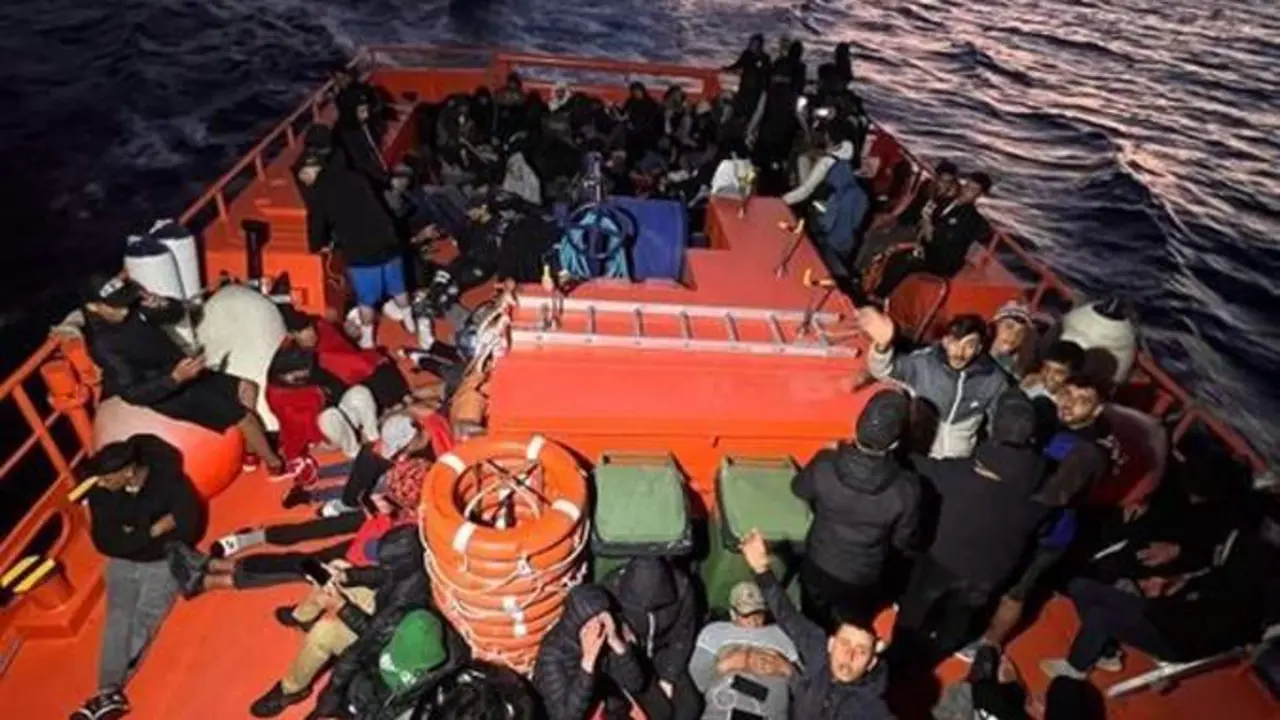  Salvamento Marítimo rescata dos pateras | EP 