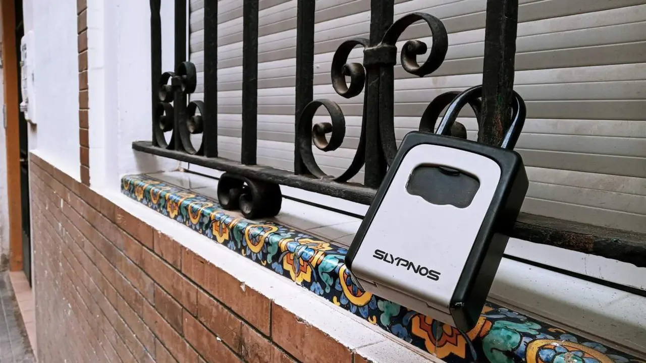  Un candado con las llaves de un piso tur&iacute;stico del centro hist&oacute;rico 