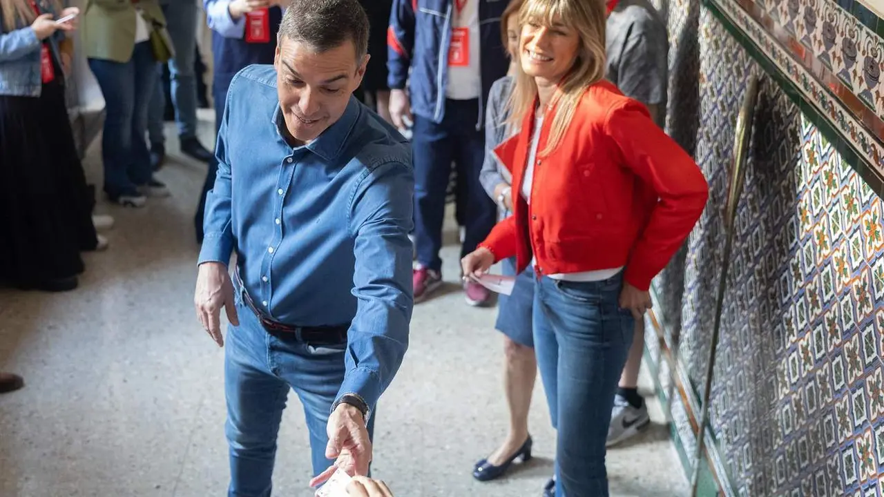  El secretario general del PSOE y presidente del Gobierno de Espa&ntilde;a, Pedro S&aacute;nchez, y su mujer, Bego&ntilde;a G&oacute;mez, ejercen su derecho a voto 
