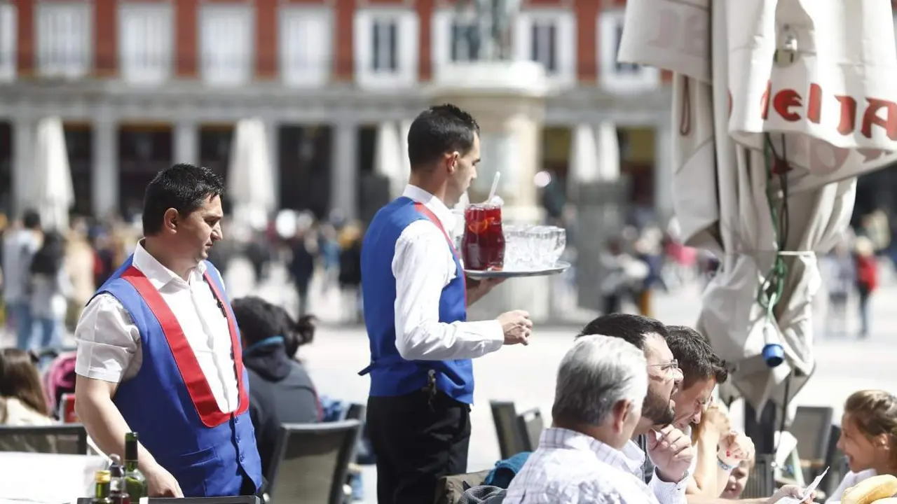  Archivo - Camareros atendiendo la terraza de un bar en Madrid - EUROPA PRESS - Archivo 