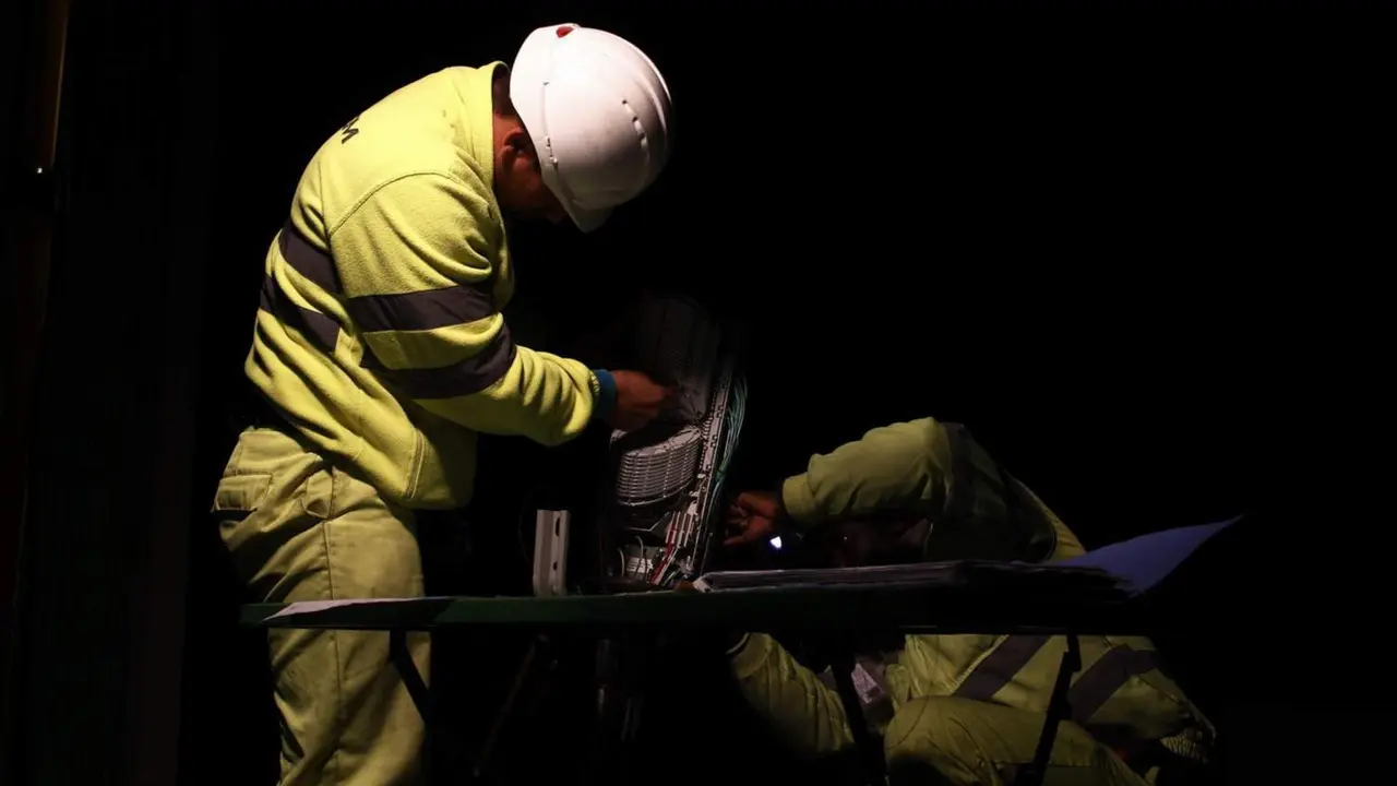  Archivo - Obreros trabajando - EUROPA PRESS - Archivo 