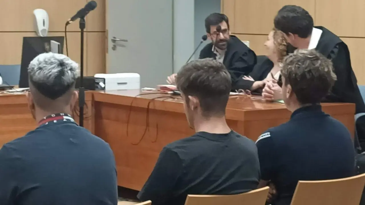  Los tres acusados en el banquillo en la Audiencia de Val&egrave;ncia - EUROPA PRESS 