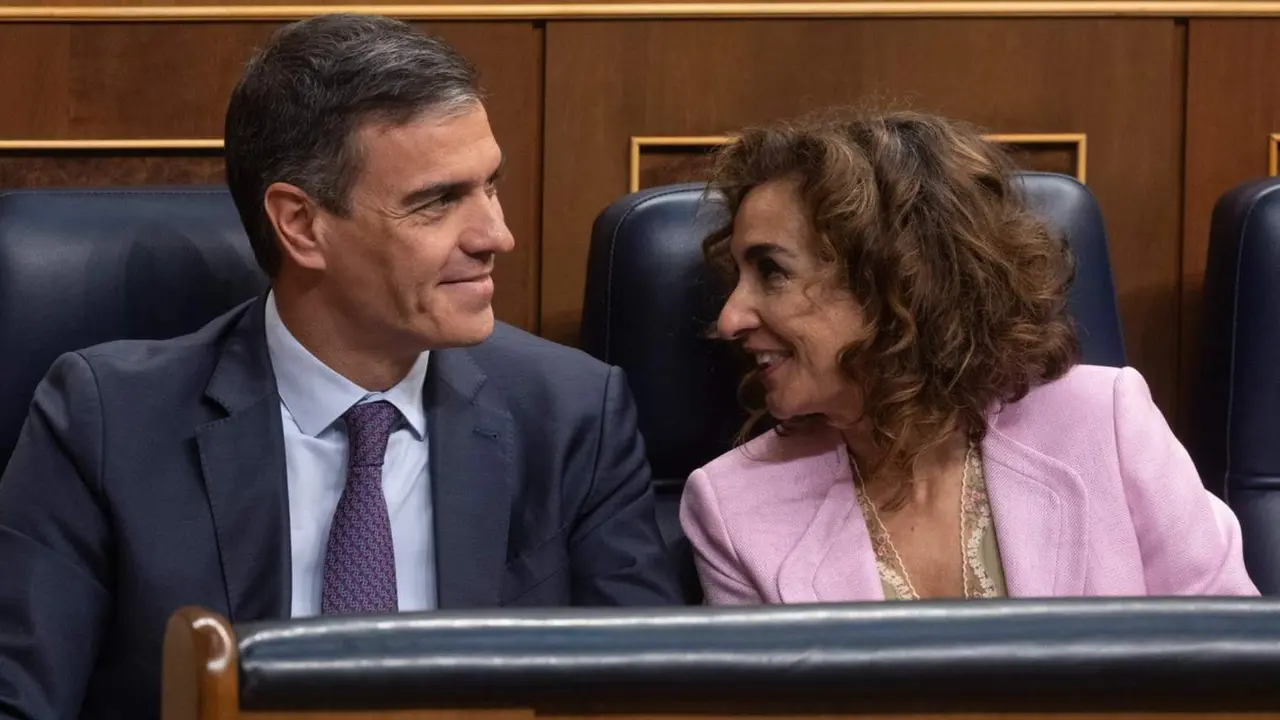  El presidente del Gobierno, Pedro S&aacute;nchez y la vicepresidenta primera y ministra de Hacienda, Mar&iacute;a Jes&uacute;s Montero, en el pleno del Congreso de los Diputados que aprob&oacute; la Ley de Amnist&iacute;a, a 30 de mayo de 2024, en Madrid (Espa&ntilde;a). - Eduardo Parra - Europa Press 