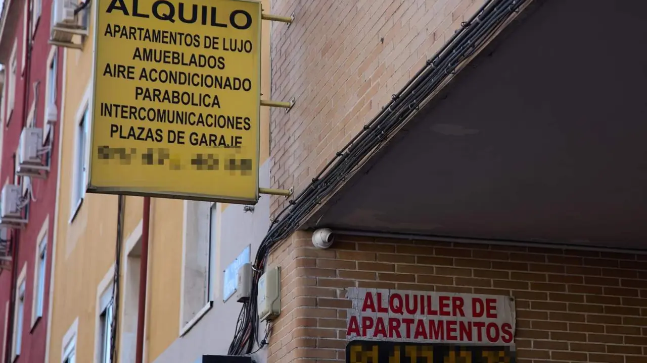  Archivo - Carteles de alquiler, a 13 de abril de 2024, en Madrid (Espa&ntilde;a). - Jes&uacute;s Hell&iacute;n - Europa Press - Archivo 