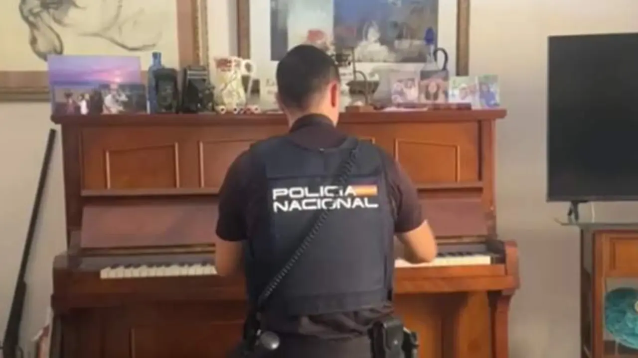  Un polic&iacute;a toca el piano para calmar a una anciana tras un robo en Valencia 