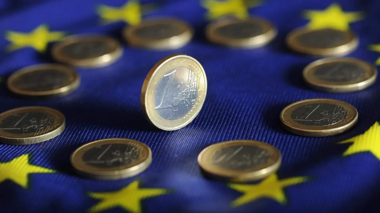  Archivo - FILED - 04 July 2011, Baden-Wuerttemberg, Karlsruhe: Euro coins lie on a Euro flag. Inflation in the euro area hit 10\% in September, the highest since the creation of the euro, according to the latest flash estimate from Eurostat, the EU statis - picture alliance / Uli Deck/dpa - Archivo 