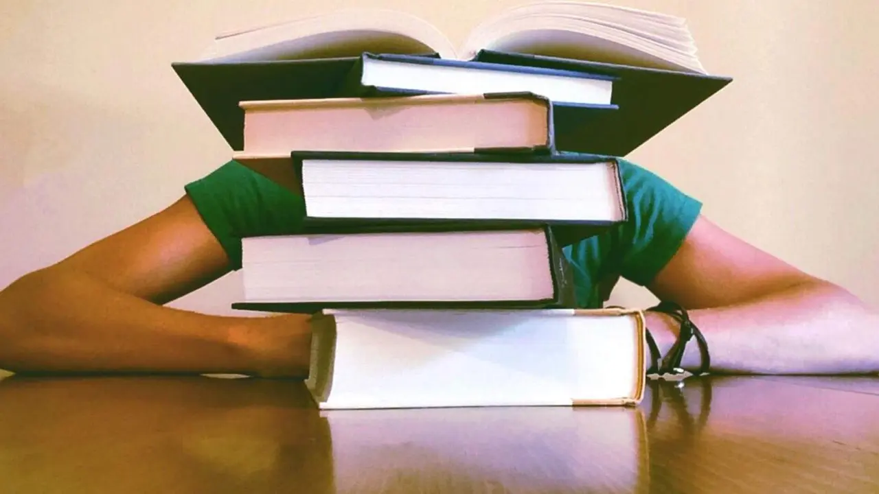  Un informe de un equipo cient&iacute;fico de la Universidad de Sevilla ha detectado tras cuatro a&ntilde;os de estudio que las chicas en secundaria tienen un estr&eacute;s escolar m&aacute;s elevado que los chicos. - UNIVERSIDAD DE SEVILLA 