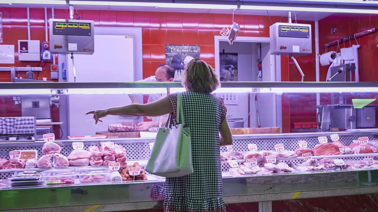 Archivo - Una mujer comprando en una carnicer&iacute;a - Jes&uacute;s Hell&iacute;n - Europa Press - Archivo
